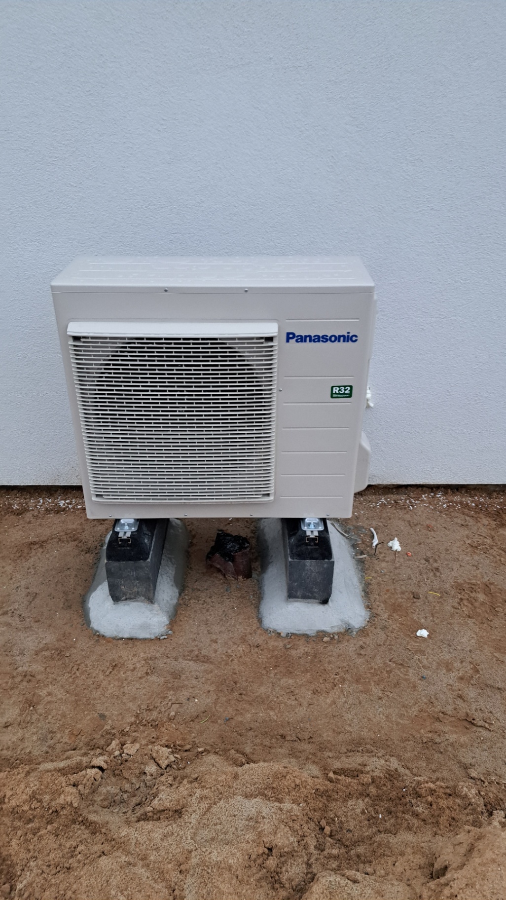 Panasonic R32 – biały montaż